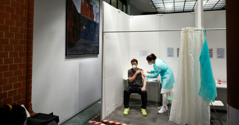 Avez-vous besoin d’une piqûre de rappel si vous vous faites vacciner et attrapez le COVID-19 ?