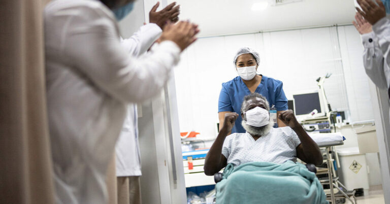 Comment les antiviraux fonctionnent avec les vaccinations dans la lutte contre le COVID-19