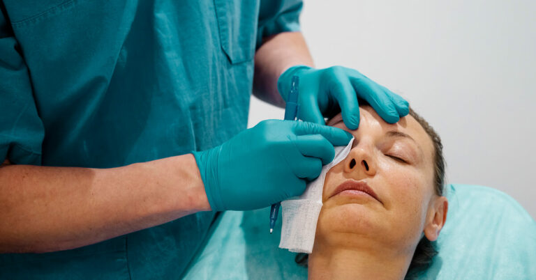 La FDA approuve un nouveau produit de comblement sous les yeux : comment ça marche