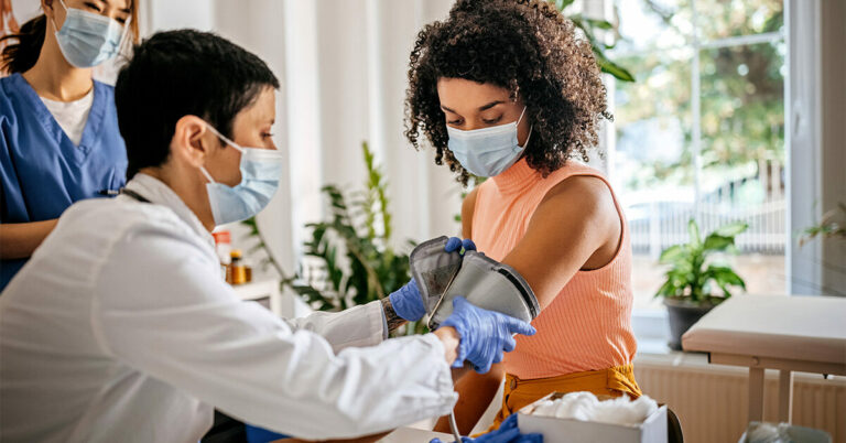 La pandémie de COVID-19 augmente la tension artérielle, en particulier chez les femmes