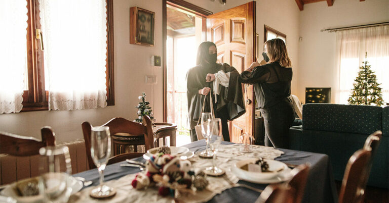 La plupart des Américains prévoient toujours de prendre des précautions contre le COVID-19 pendant les vacances