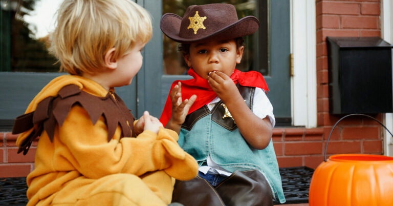 Les bonbons d’Halloween n’ont pas besoin d’être effrayants : comment les parents peuvent aider les enfants à manger sainement