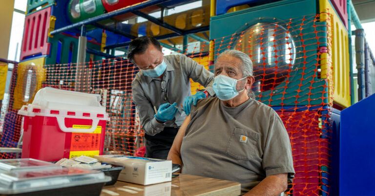 Plus de personnes reçoivent un rappel du vaccin COVID-19 que la dose initiale : quel est l’impact ?