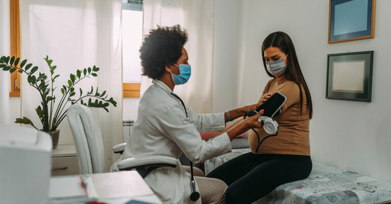 Pourquoi les experts s’inquiètent du fait que les femmes enceintes prennent la pilule antivirale COVID-19 de Merck