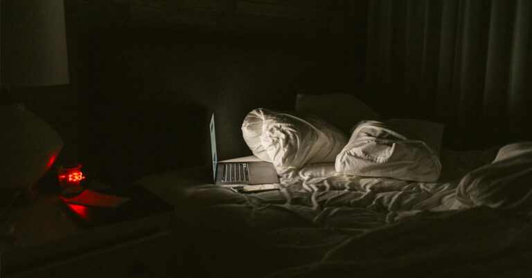 Pourquoi votre sommeil peut être affecté par les lumières électriques