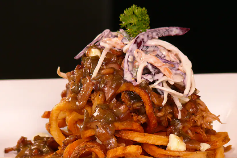 Vidéo : Pouding au porc effiloché avec vinaigrette Java et salade au fromage bleu