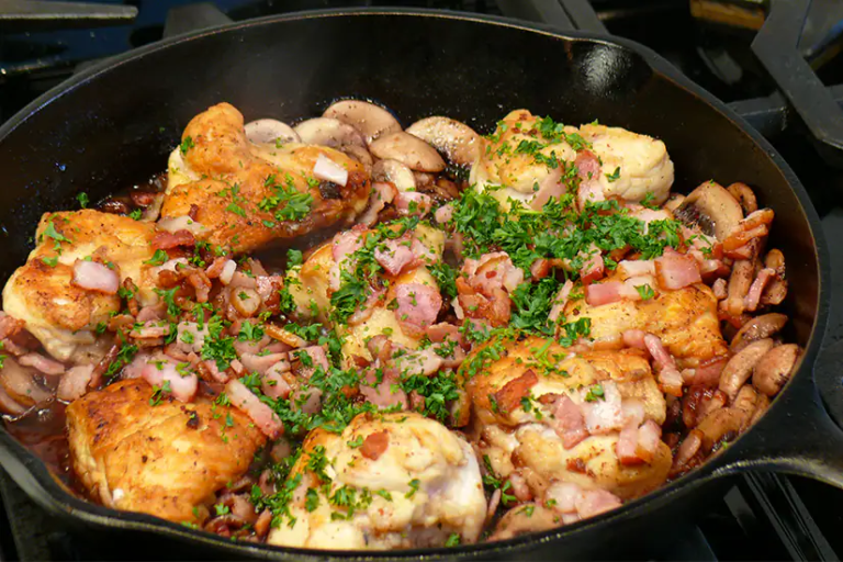 Vidéo : Poulet poêlé avec bacon local, champignons et porto réduit