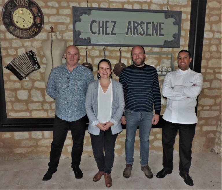 Au coeur du magnifique domaine, Elsa et Nicolas tiennent l’une des meilleures tables du Cotentin Patrick Melun, le responsable de salle, Elsa et Nicolas Onfroy,les propriétaires du Domaine, et Ahmed Enmiri, le chef cuisinier.
