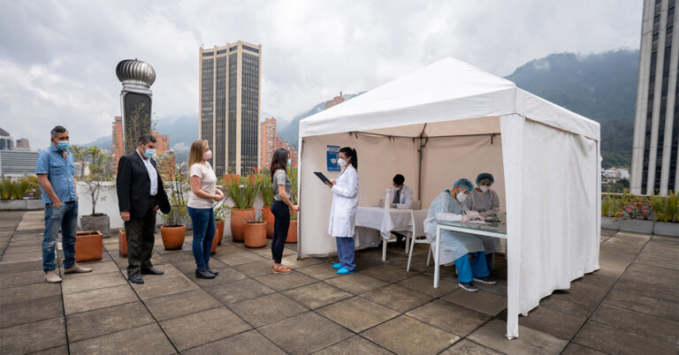 Compte à rebours pour l’immunité collective : la lutte pour faire vacciner les gens contre le COVID-19