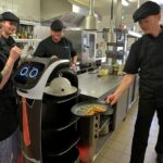 Cacahu&egrave;te va chercher les plats tout pr&ecirc;ts en cuisine, et les ram&egrave;ne m&ecirc;me &agrave; la plonge&hellip;