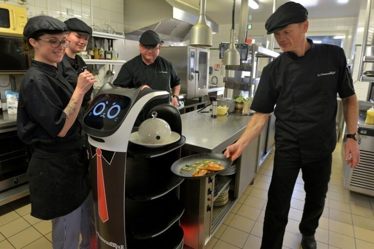 Cacahu&egrave;te va chercher les plats tout pr&ecirc;ts en cuisine, et les ram&egrave;ne m&ecirc;me &agrave; la plonge&hellip;