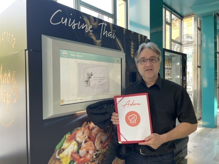 David Wanson esp&egrave;re le remboursement de son distributeur automatique de plats tha&iuml;landais install&eacute; dans la gare de Nancy.