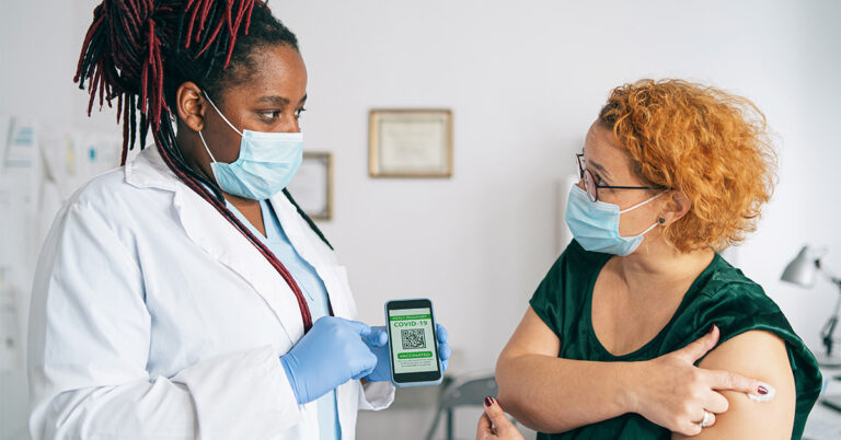 Les médecins démystifient 9 mythes et théories du complot populaires sur le vaccin COVID-19