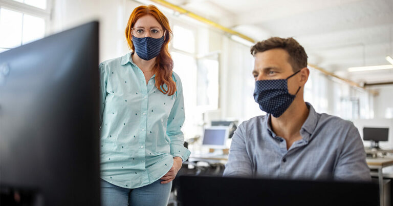 Les travailleurs non vaccinés pourraient bientôt payer plus pour l’assurance maladie de leur entreprise