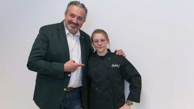 Christian Kinot, gérant du Château de Neuville, se félicite de l’arrivée de Clothilde Jansemme.