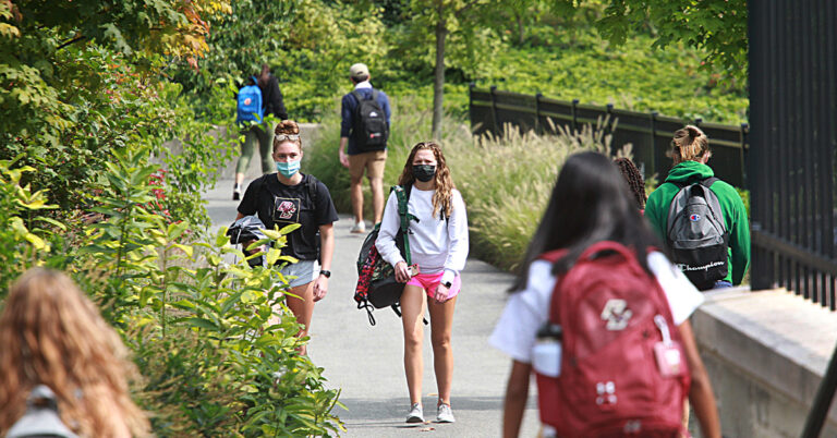 Peu de cas d’inflammation cardiaque retrouvés après vaccination, mais pas encore liés