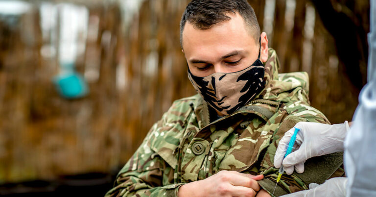 Pourquoi le vaccin COVID-19 est obligatoire pour les militaires