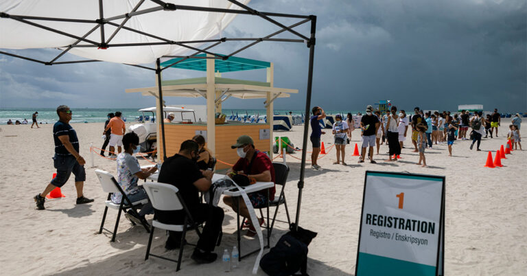 Quel serait l’impact si 70 % des adultes américains étaient vaccinés contre le COVID-19 d’ici juillet ?