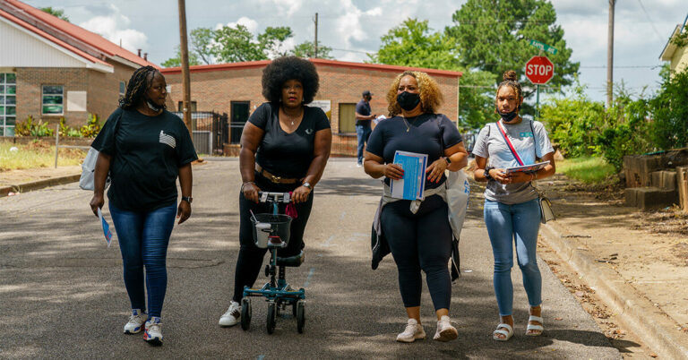 Qu’est-ce que la campagne de vaccination porte-à-porte de Biden contre le COVID-19 – et ce n’est pas le cas