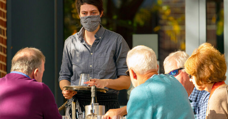 Restaurants, bars obligent les clients à fournir une preuve de vaccination : Ce qu’il faut savoir