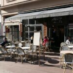 La terrasse avec les fameuses chaises en rotin des bistrots parisiens.