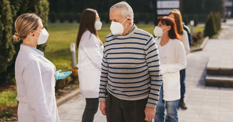 Se faire vacciner seulement avant de contracter le COVID-19 aidera