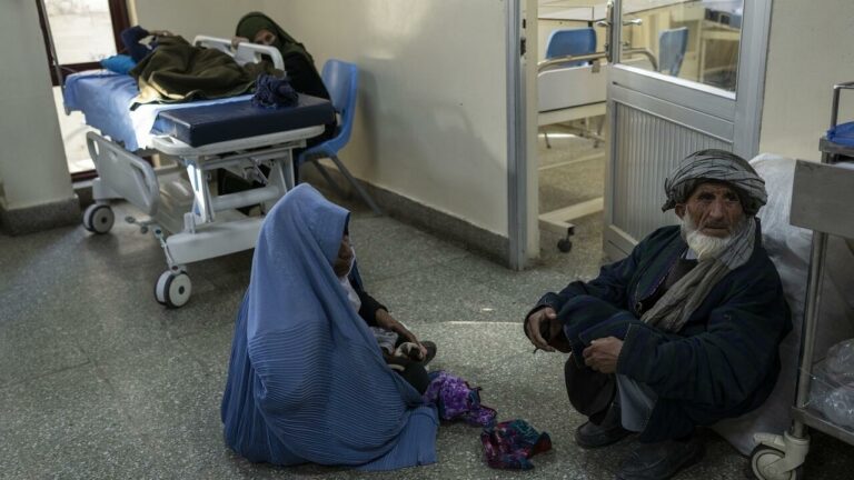 Service de nutrition pour enfants dans un hôpital surchauffé de Kandahar