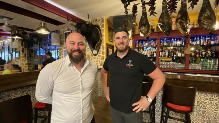 Julien Roumagnac et Vincent Vaissi&egrave;re, co-g&eacute;rants de la &laquo; Rosa Negra bodega c&ocirc;t&eacute; Barcelone &raquo;, situ&eacute;e au 1 boulevard du Mar&eacute;chal-Leclerc &agrave; Toulouse.