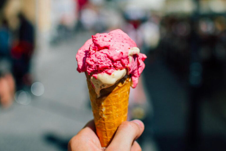 Un bar à glaces personnalisable débarque à Paris pour un mois