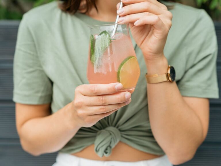 9 alternatives à l’eau potable pour rester hydraté (et ne jamais s’en lasser)