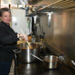 Céline Moustier préparait ce vendredi un vol-au-vent au homard.