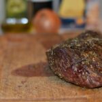 Comment attendrir un rôti de bœuf déjà cuit ?