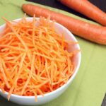 Comment couper des carottes avec une mandoline ?