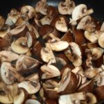 Comment couper des champignons bruns ?