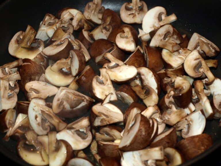 Comment couper des champignons bruns ?