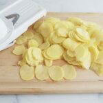Comment couper des pommes de terre en rondelles fines ?