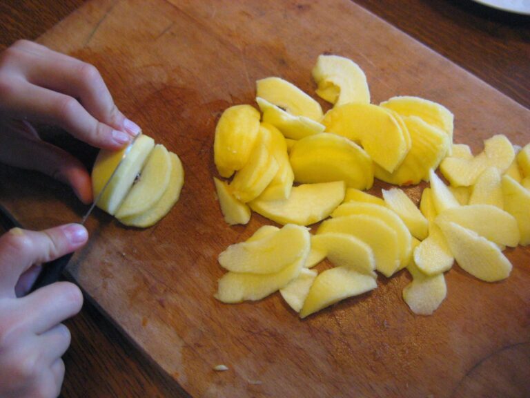 Comment couper les pommes en fines tranches ? Comment couper les pommes en fines tranches ?