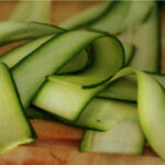 Comment couper une courgette en fine lamelle ?