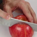 Comment couper une pomme à la main ?