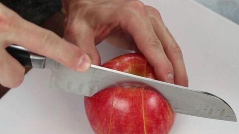 Comment couper une pomme à la main ?