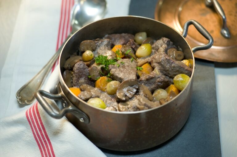 Comment cuire un bœuf bourguignon au four ? Comment cuire un bœuf bourguignon au four ?