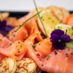 Comment décorer un plateau de saumon fumé ?