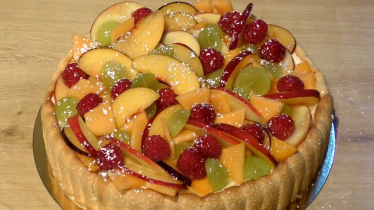 Comment décorer une charlotte aux fruits ?