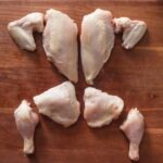 Comment découper un poulet cru en morceaux ?