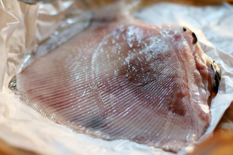 Comment enlever la peau de l'aile de raie ?