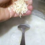 Comment enlever les grumeaux dans une béchamel ?