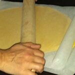 Comment étaler une pâte à pizza sans rouleau ?