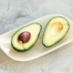 Comment éviter qu'un avocat noircisse une fois coupé ?