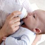 Comment faire accepter le lait artificiel à bébé ?