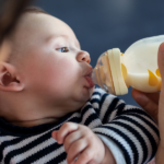 Comment faire boire un bébé qui ne veut pas ?